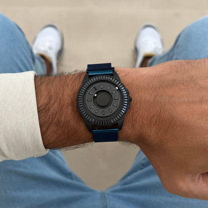 Magneto-Watch-Crytal-Black-Mesh-Blue-Lifestyle-2023