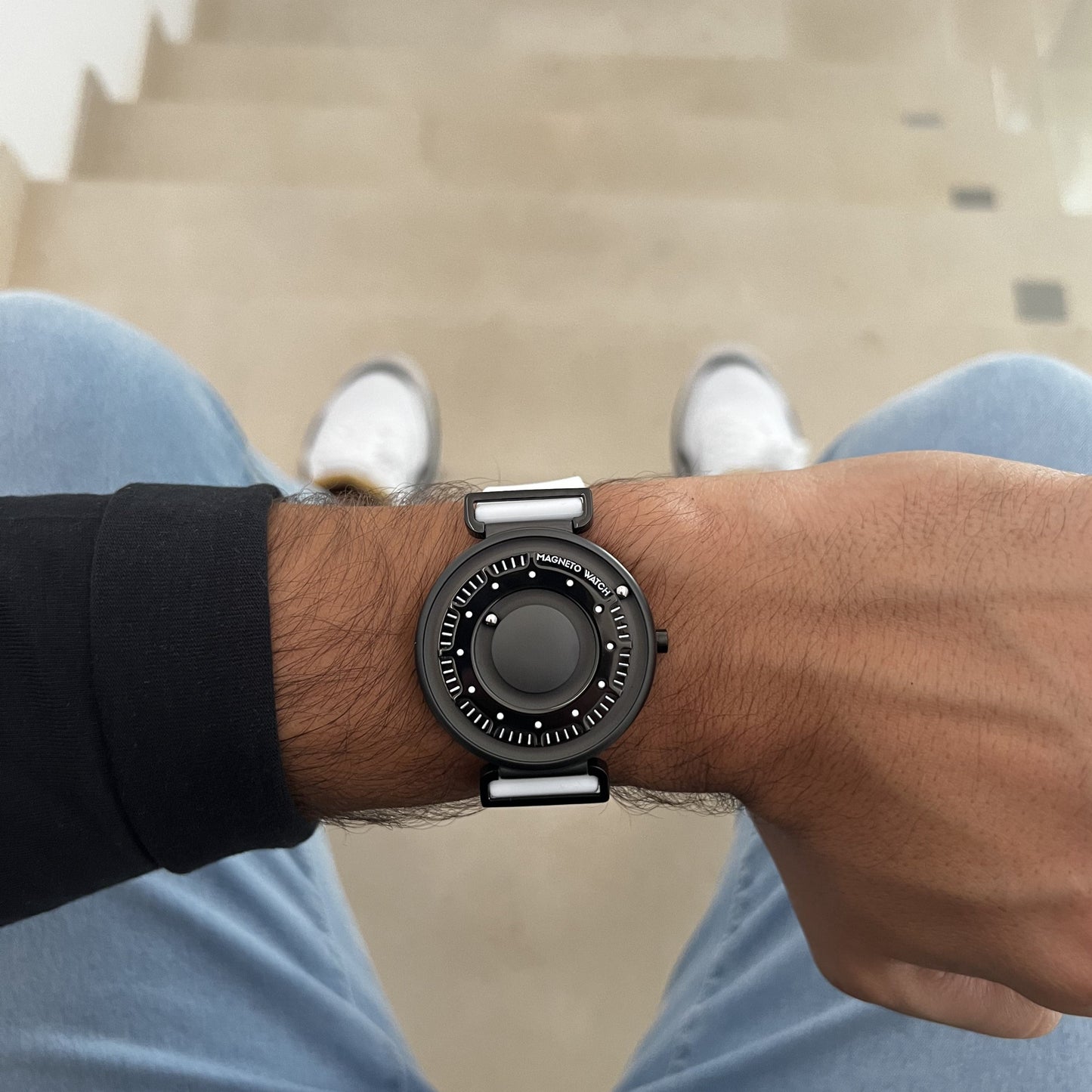 Magneto Watch - Primus Black Silikon Weiß - Lifestyle