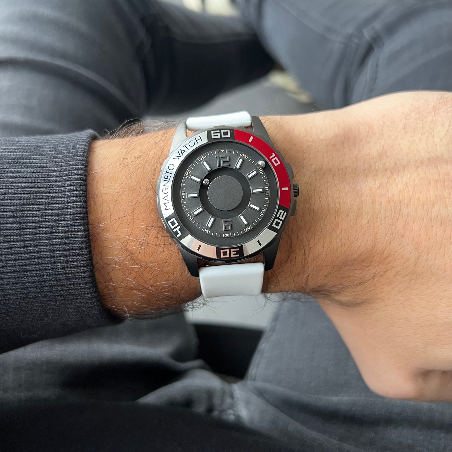 Magneto-Watch-Uranus-Black-Silicone-White-Lifestyle-2023